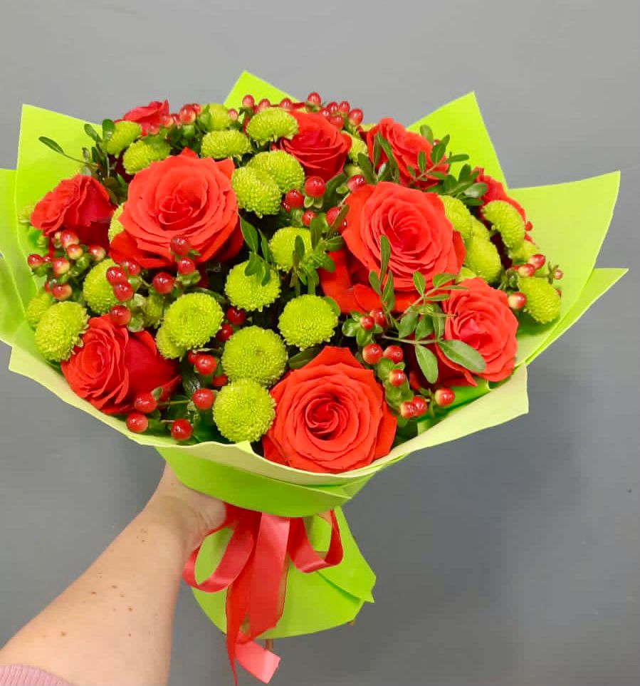 Букет цветов из: Хризантемы и Розы в Малых Базах