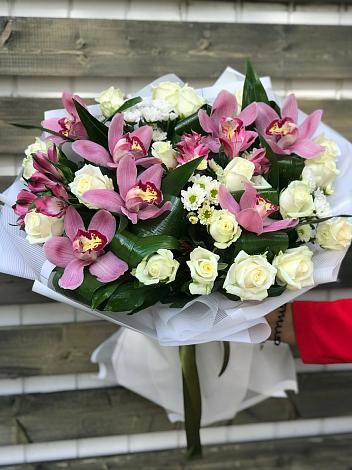 Букет цветов из: Розы и Хризантемы в Малых Базах
