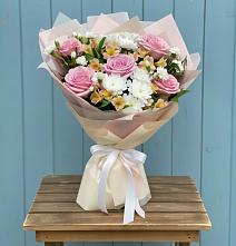 Букет цветов из:  Гвоздики, Орхидеи и Розы в Малых Базах