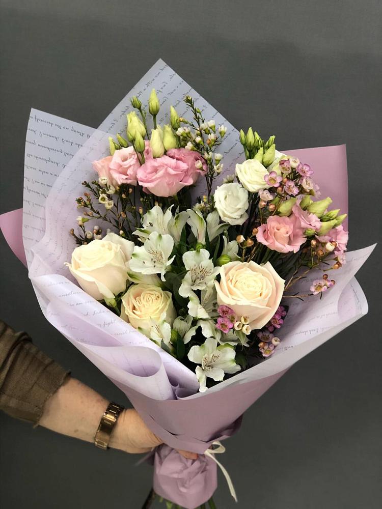 Букет цветов из: Альстромерии, Розы и Лизиантусы в Малых Базах