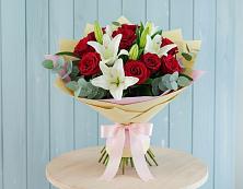 Букет цветов из:  Лилии и Розы в Малых Базах