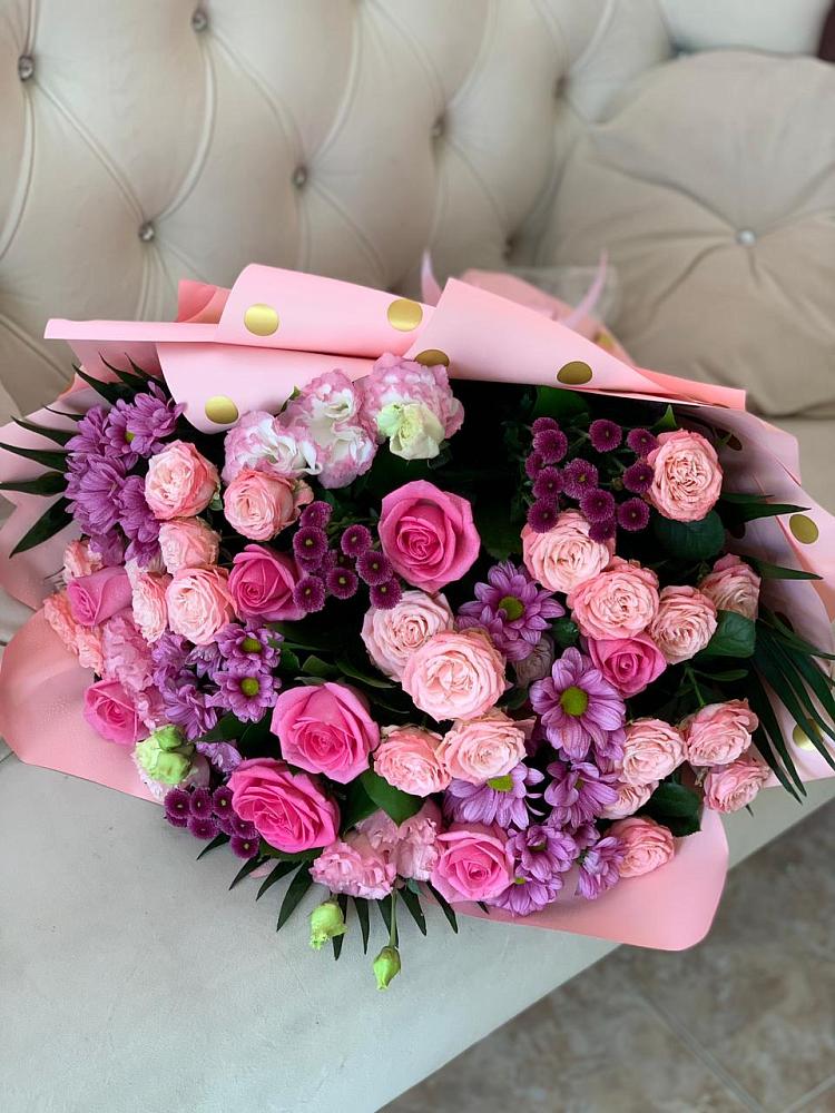 Букет цветов из: Хризантемы, Розы и Лизиантусы в Малых Базах