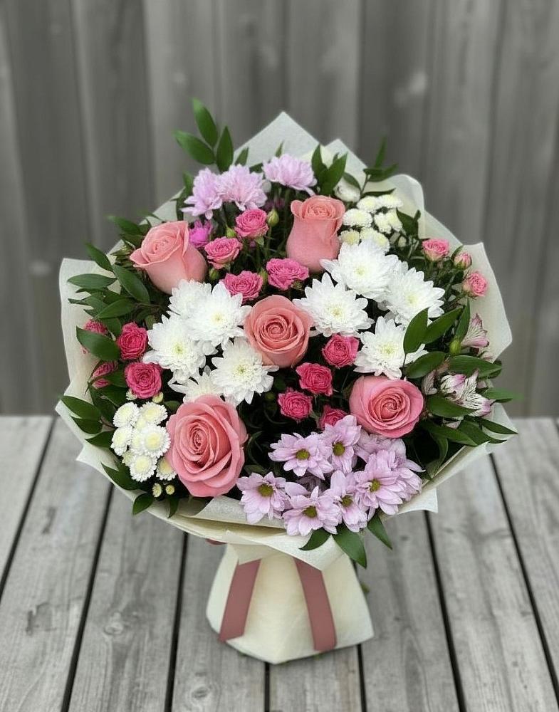 Букет цветов из: Альстромерии, Гвоздики, Розы и Хризантемы в Малых Базах