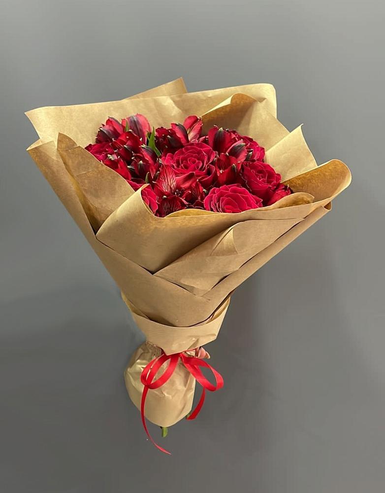 Букет цветов из: Альстромерии и Розы в Малых Базах