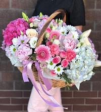 Композиция солнечный день в Малых Базах Цветочная композиция из Розы, Хризантемы, Пионы и Лизиантусы в корзине в Малых Базах