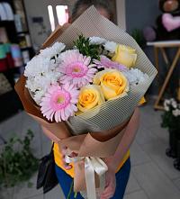 Букет цветов из:  Герберы, Розы и Хризантемы в Малых Базах