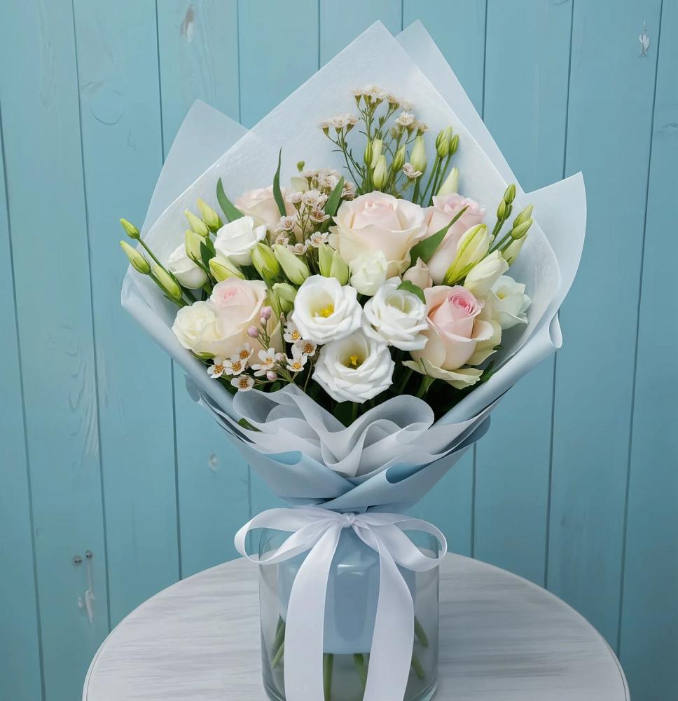 Букет цветов из: Розы и Лизиантусы в Малых Базах