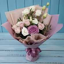 Букет цветов из:  Розы и Лизиантусы в Малых Базах