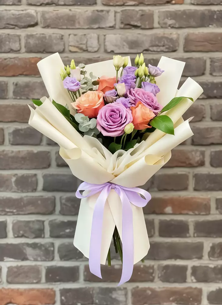 Букет цветов из: Лизиантусы и Розы в Малых Базах