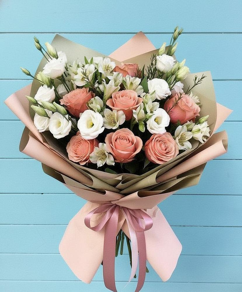 Букет цветов из: Розы, Альстромерии и Лизиантусы в Малых Базах