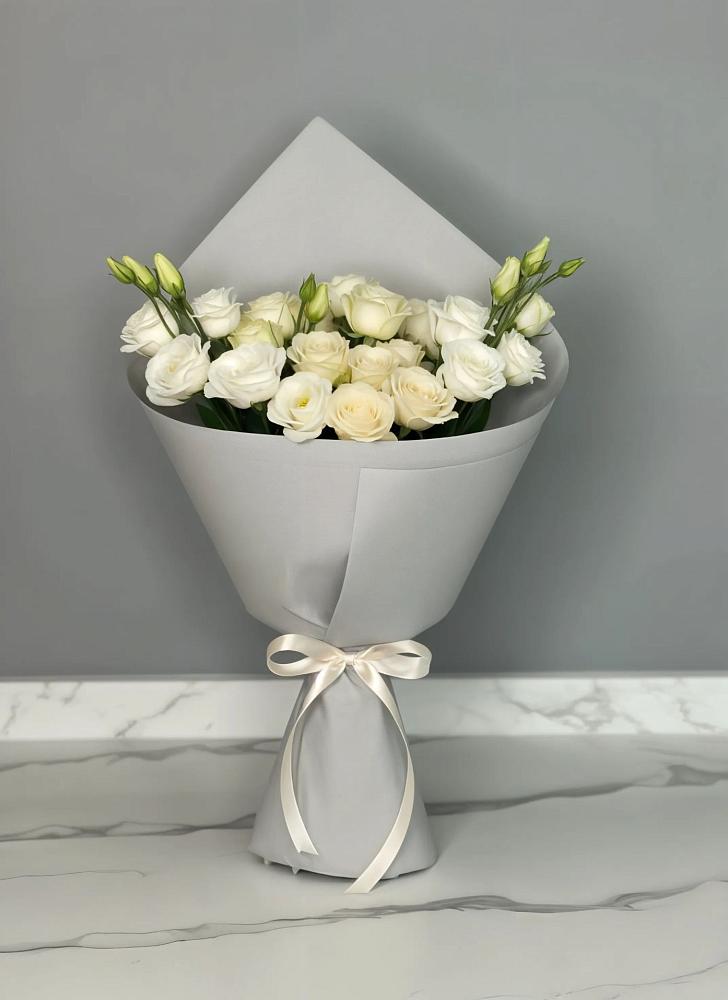 Букет цветов из: Розы и Лизиантусы в Малых Базах