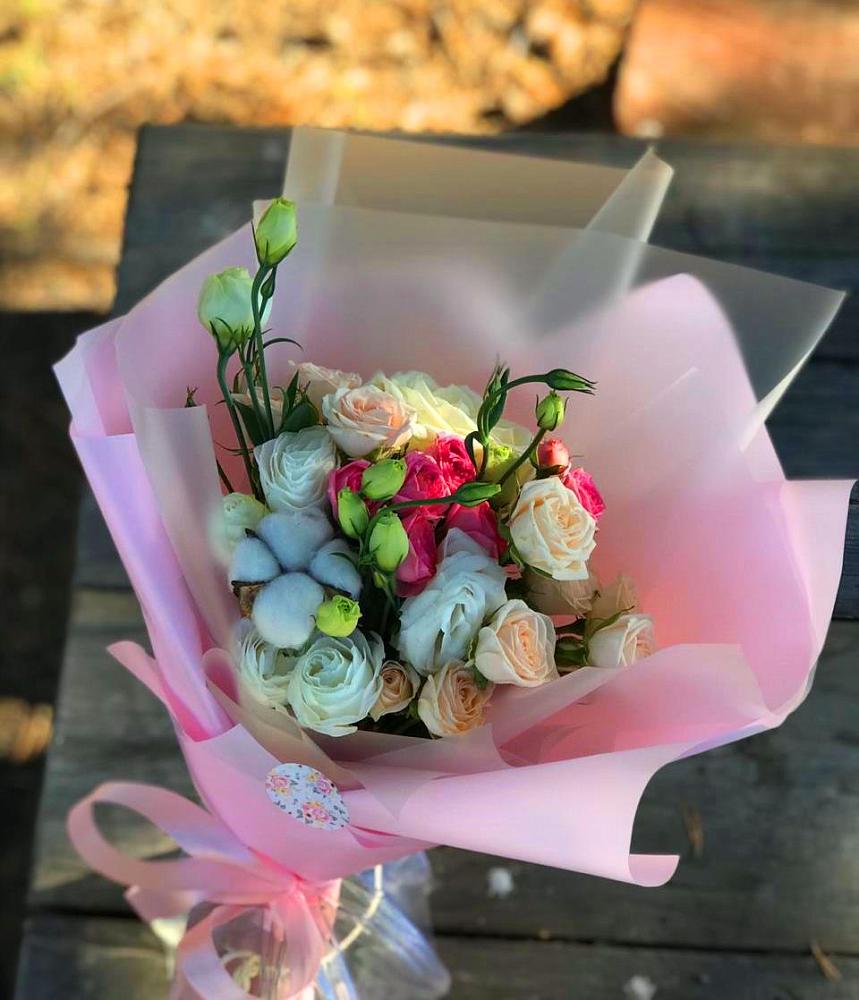 Букет цветов из: Розы и Лизиантусы в Малых Базах