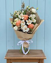 Букет цветов из:  Альстромерии, Лизиантусы, Розы и Хризантемы в Малых Базах