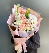Букет цветов из:  Хризантемы и Розы в Малых Базах
