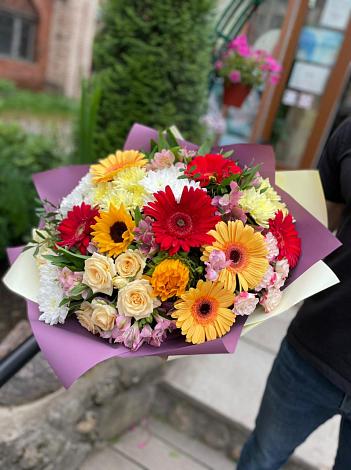 Букет цветов из: Герберы, Ромашки, Хризантемы, Розы и Подсолнухи в Малых Базах