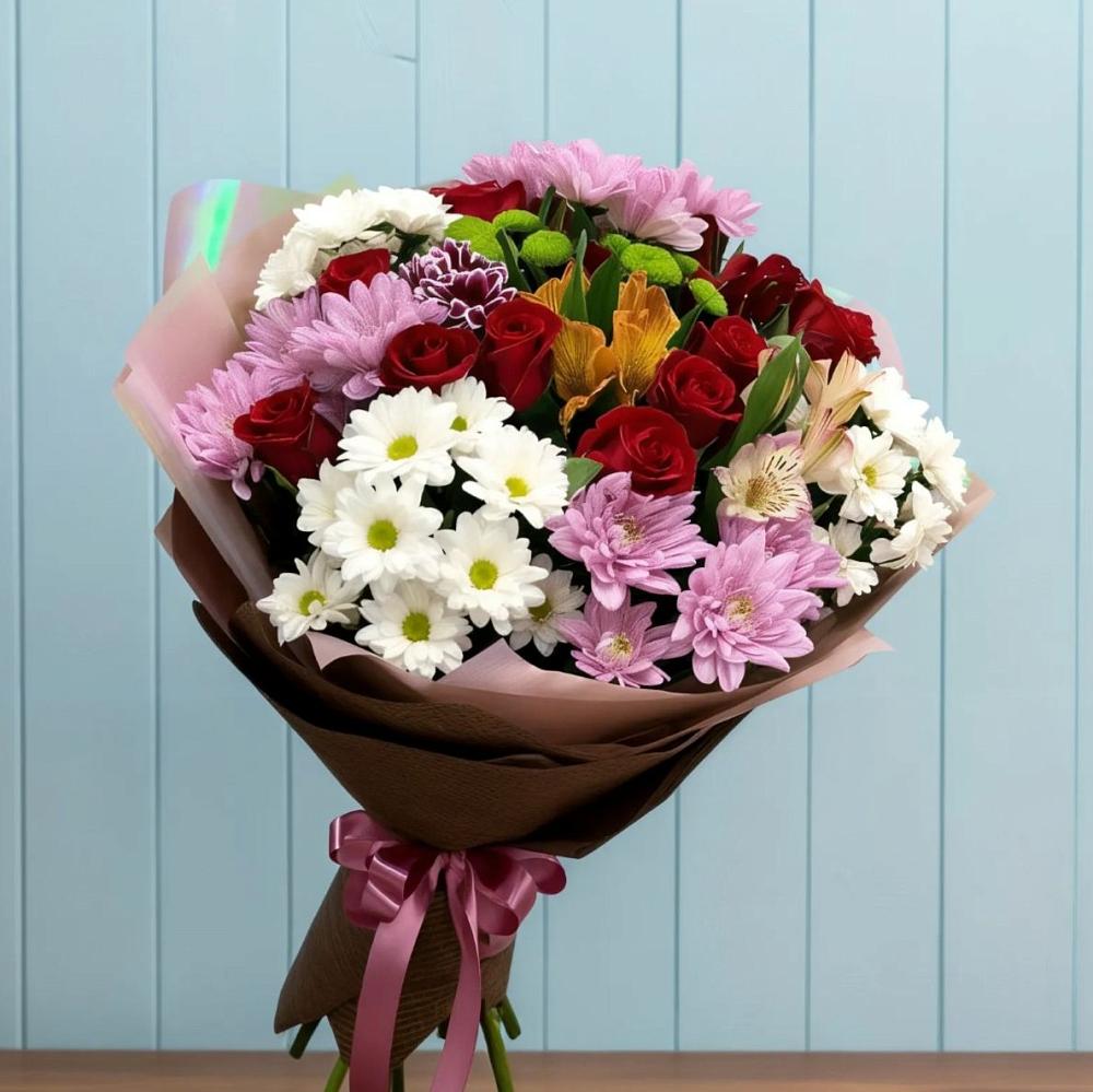 Букет цветов из: Розы, Хризантемы и Альстромерии в Малых Базах