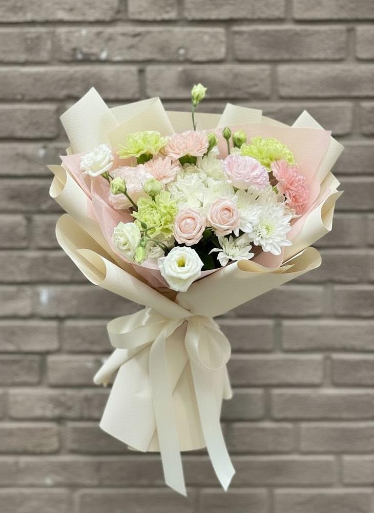 Букет цветов из: Гвоздики, Розы, Лизиантусы и Хризантемы в Малых Базах