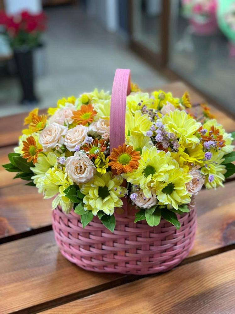 Цветочная композиция из Хризантемы и Розы в корзине в Малых Базах