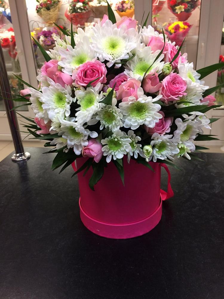 Цветочная композиция из Розы и Хризантемы в шляпной коробке в Малых Базах