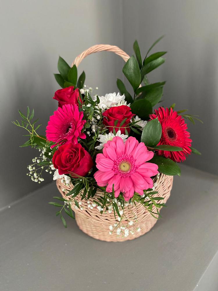 Цветочная композиция из Розы, Хризантемы и Герберы в корзине в Малых Базах