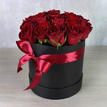 Цветочная композиция из Розы в шляпной коробке в Малых Базах