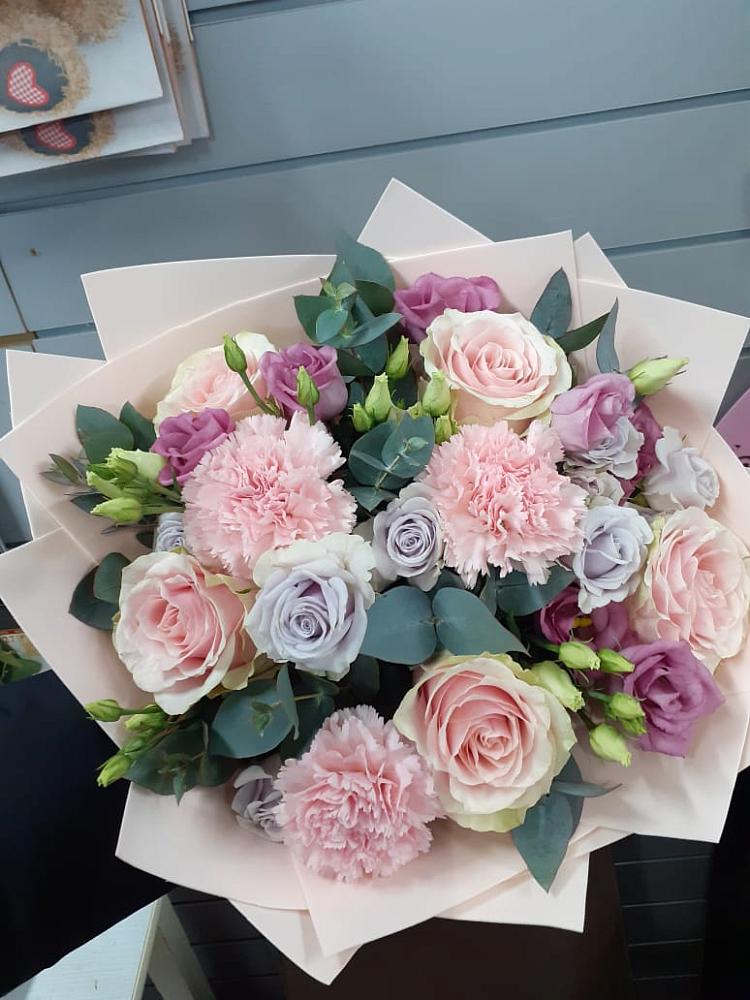 Букет цветов из: Розы, Гвоздики и Лизиантусы в Малых Базах