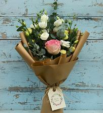 Букет цветов из:  Розы и Лизиантусы в Малых Базах