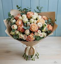 Букет цветов из:  Альстромерии и Розы в Малых Базах
