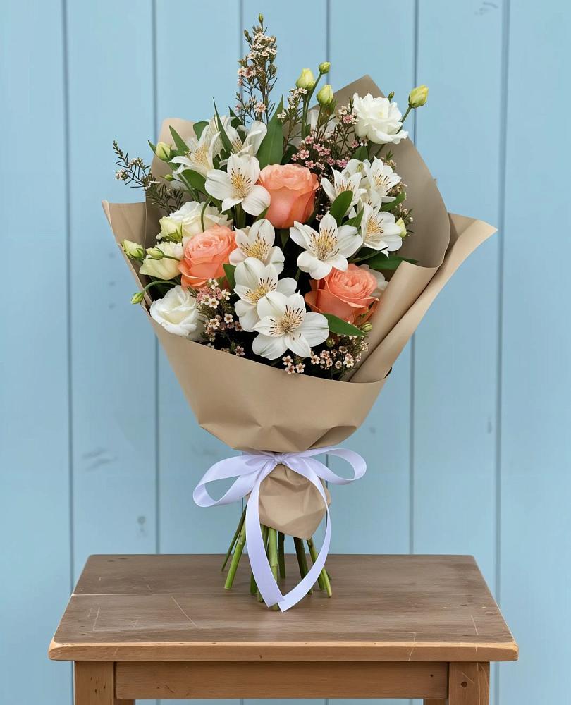 Букет цветов из: Альстромерии, Лизиантусы, Розы и Хризантемы в Малых Базах