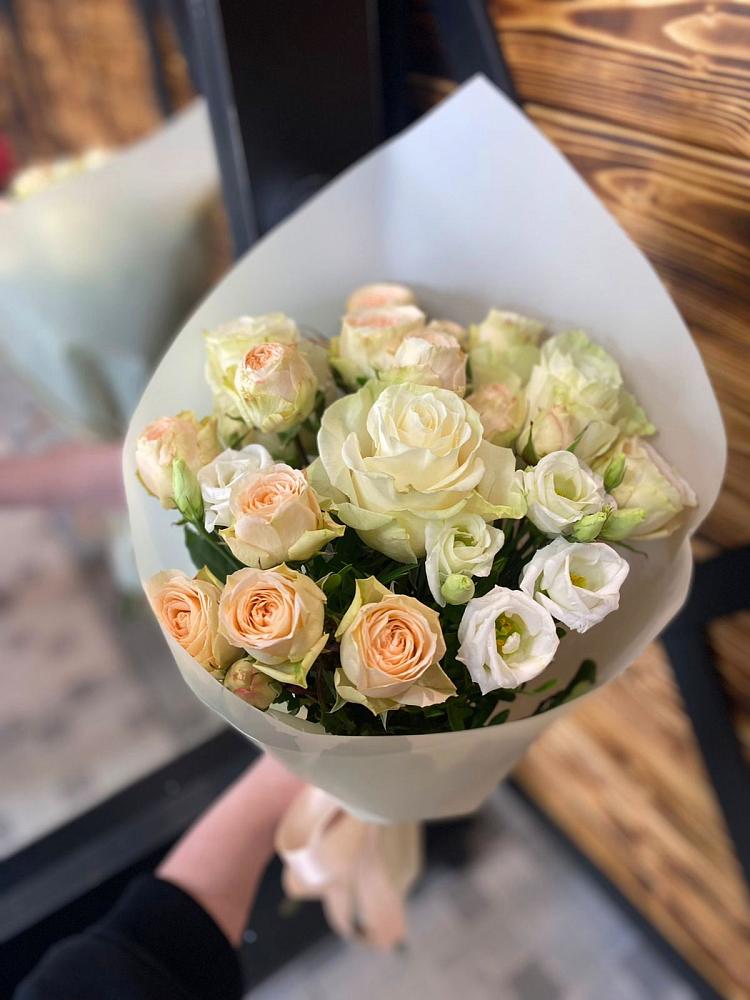 Букет цветов из: Розы и Лизиантусы в Малых Базах