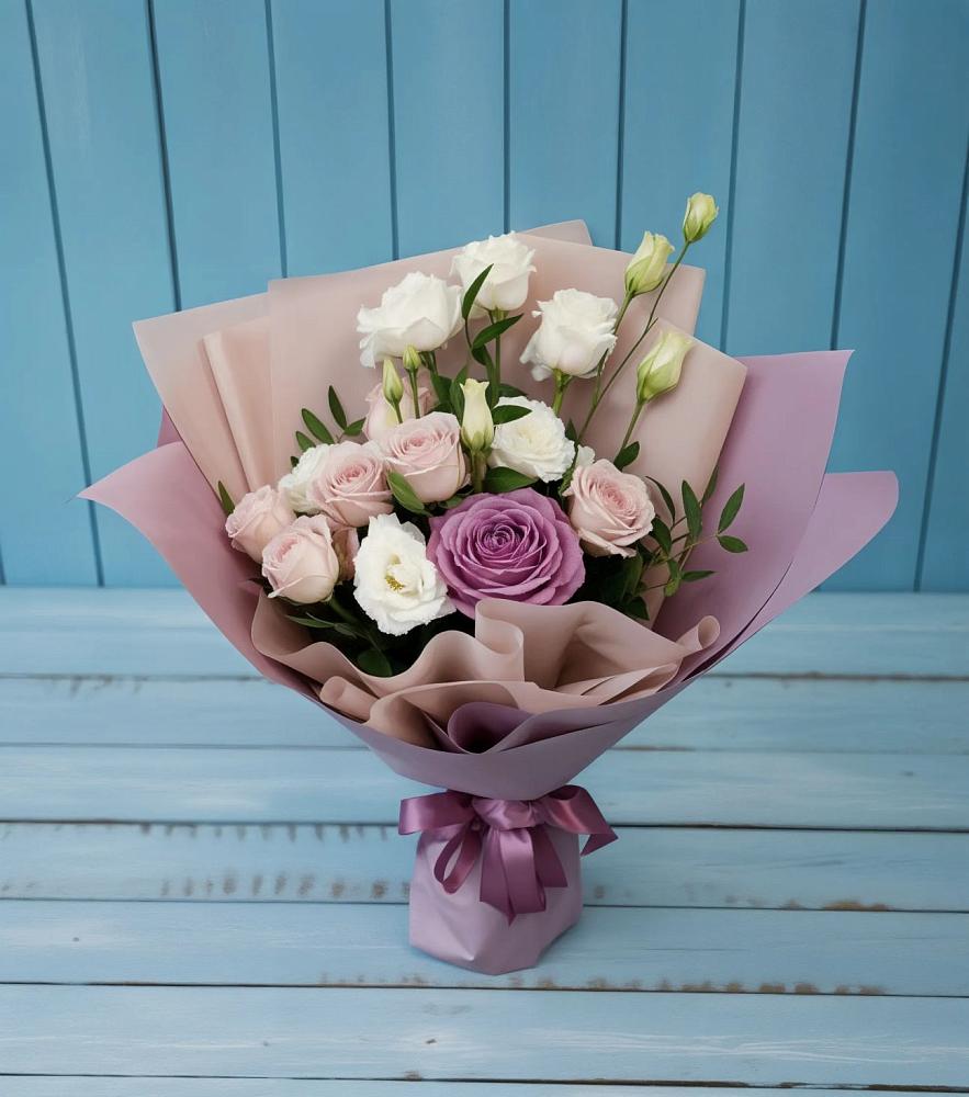 Букет цветов из: Розы и Лизиантусы в Малых Базах